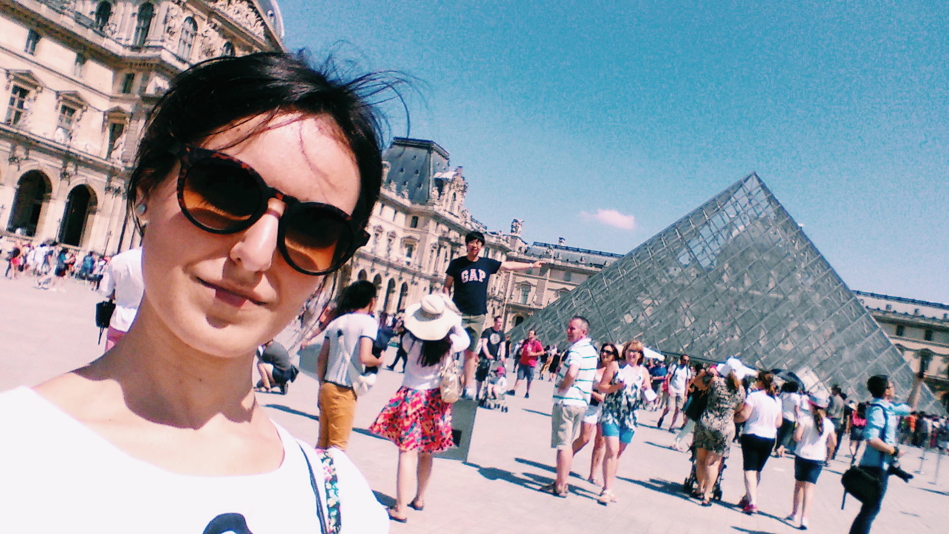and out comes the girl Parigi Piramide del Louvre
