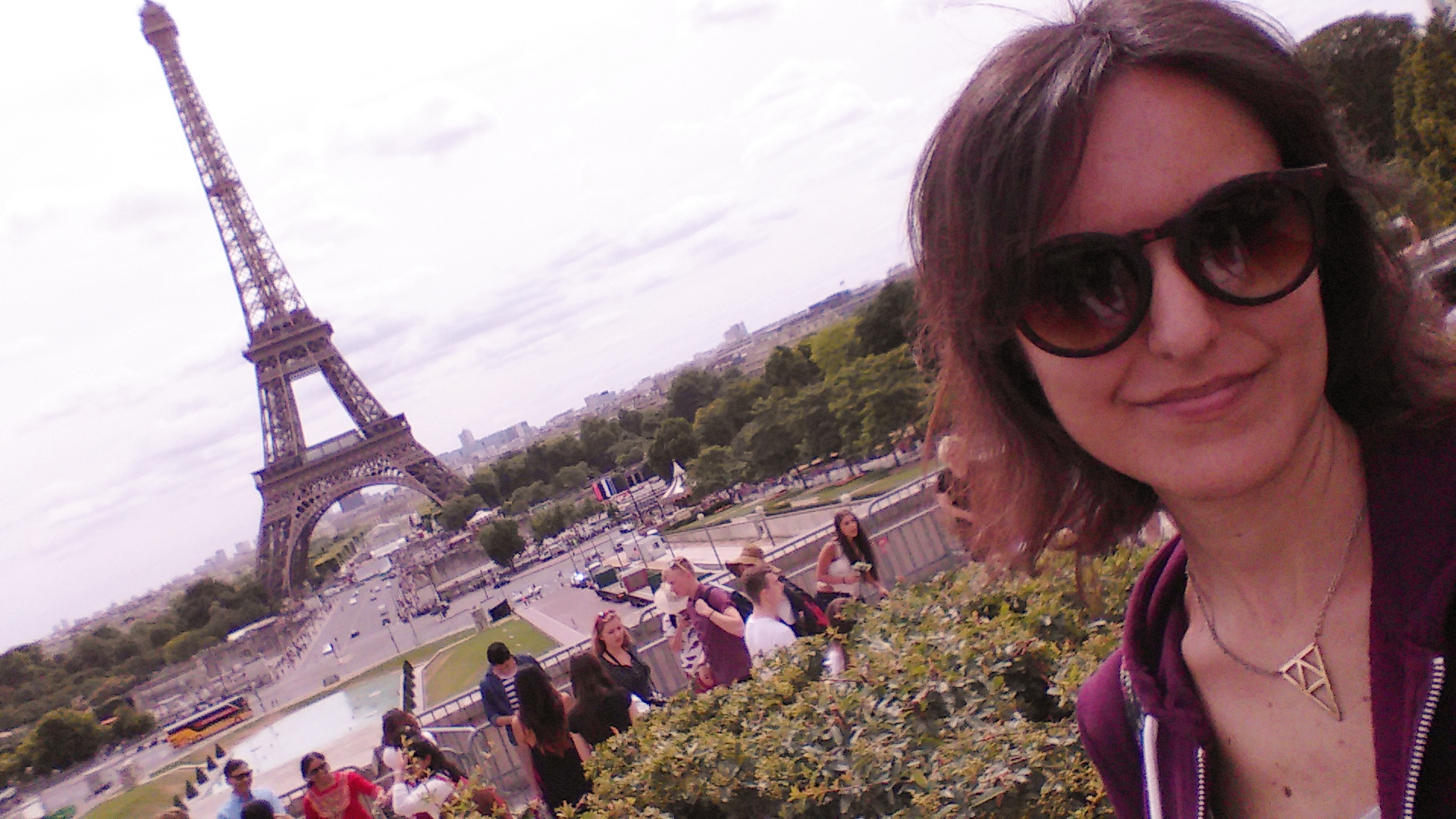 and out comes the girl Tour Eiffel Parigi