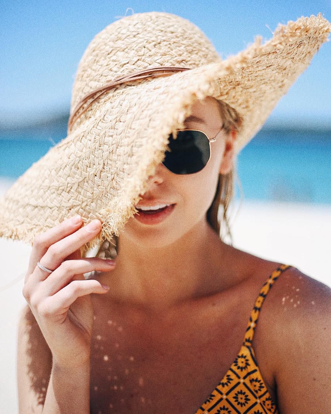 occhiali da sole e cappello in spiaggia