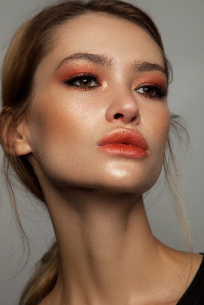 monotone make up with Pantone living coral inspired peach shade